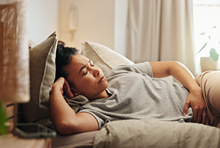 Photo d'une personne qui dort dans un lit